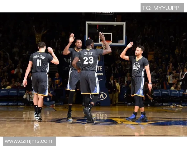 勇士与雷霆苦战四节，后者全队贡献出色